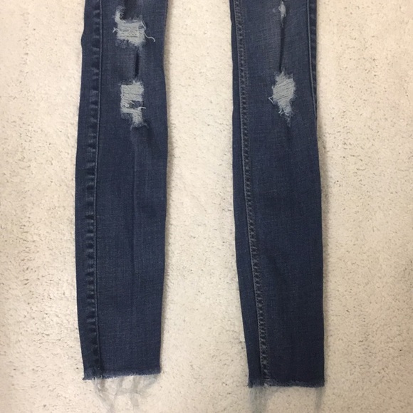 Distressed blue jeans - Picture 5 of 7